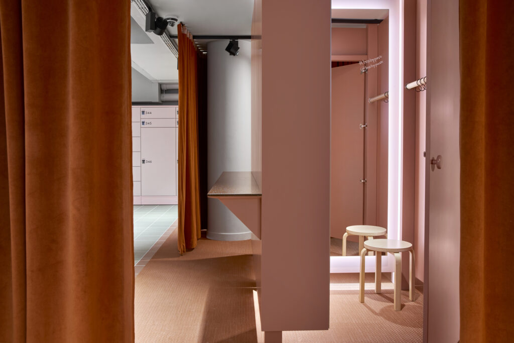 changing room in a self-service store Box by Posti, in pastel colors